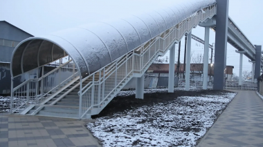 Надземный пешеходный переход соединил Новознаменский жилой район и Комсомольский микрорайон в Краснодаре