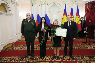 Владимир Кочетков и Вениамин Кондратьев передали медаль «Золотая Звезда» семье участника СВО Эмиля Зарипова