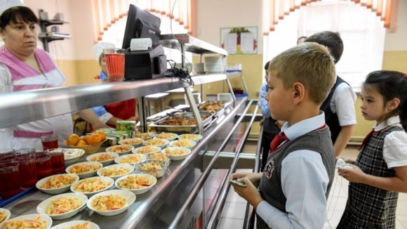 Госдума поддержала поправки президента о горячем питании в школах