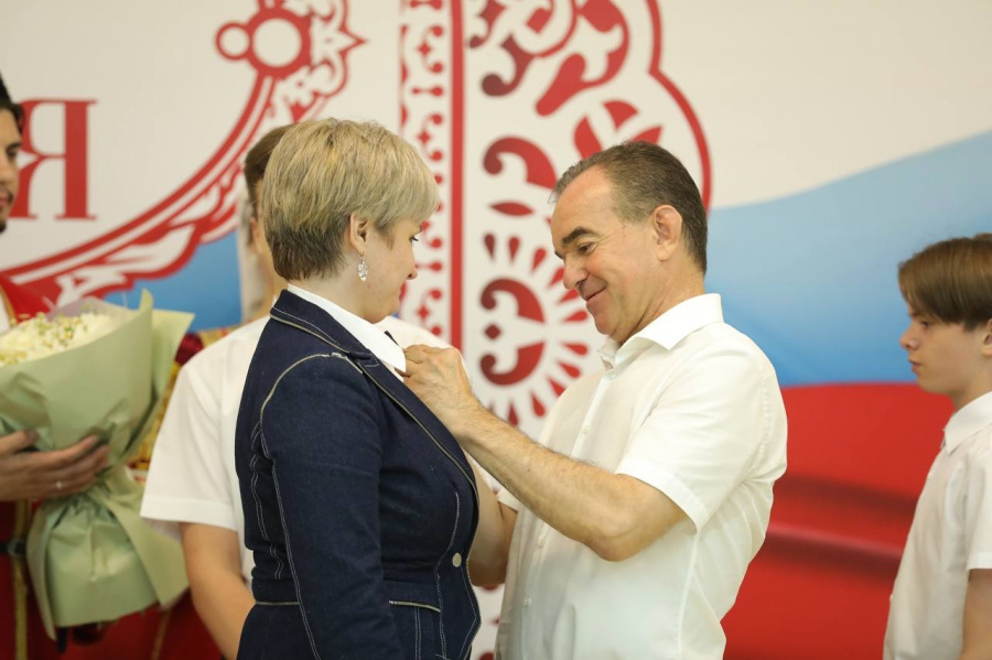 Губернатор вручил медали «Родительская доблесть» 15 многодетным семьям Губернатор вручил медали «Родительская доблесть» 15 многодетным семьям