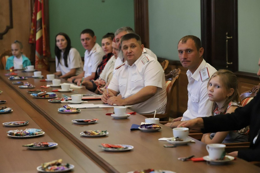 Александр Власов встретился с многодетными казачьими семьями Александр Власов встретился с многодетными казачьими семьями
