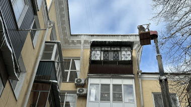 В Краснодаре крыши многоквартирных домов очищают от сосулек сотрудники УК и ТСЖ