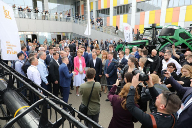 Оксана Лут и Вениамин Кондратьев оценили достижения агропромышленного комплекса