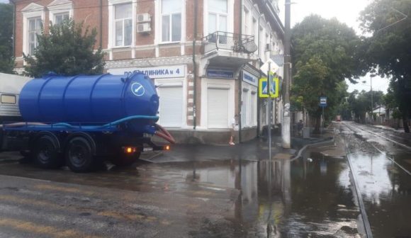 На улицах Краснодара работают 22 единицы водооткачивающей техники и 9 мотопомп