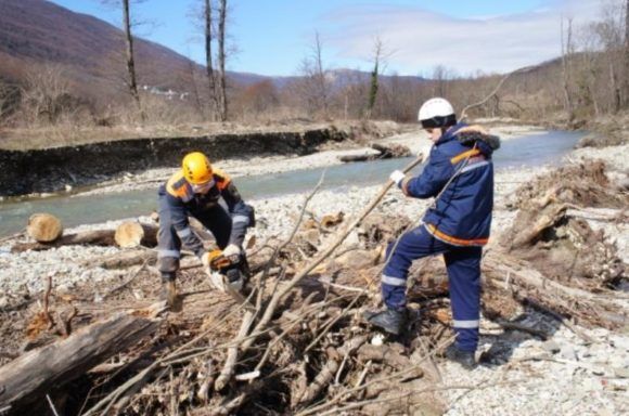 На расчистку русел рек муниципалитеты края получат 100 млн рублей