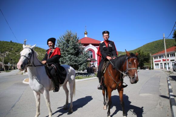 В Геленджике два казака прибыли на избирательный участок на конях