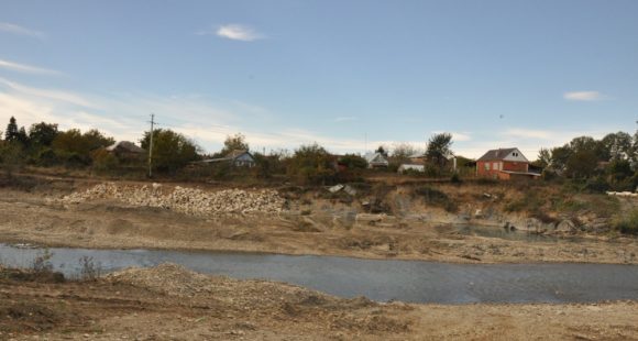 В Апшеронском районе укрепят берег реки Пшеха