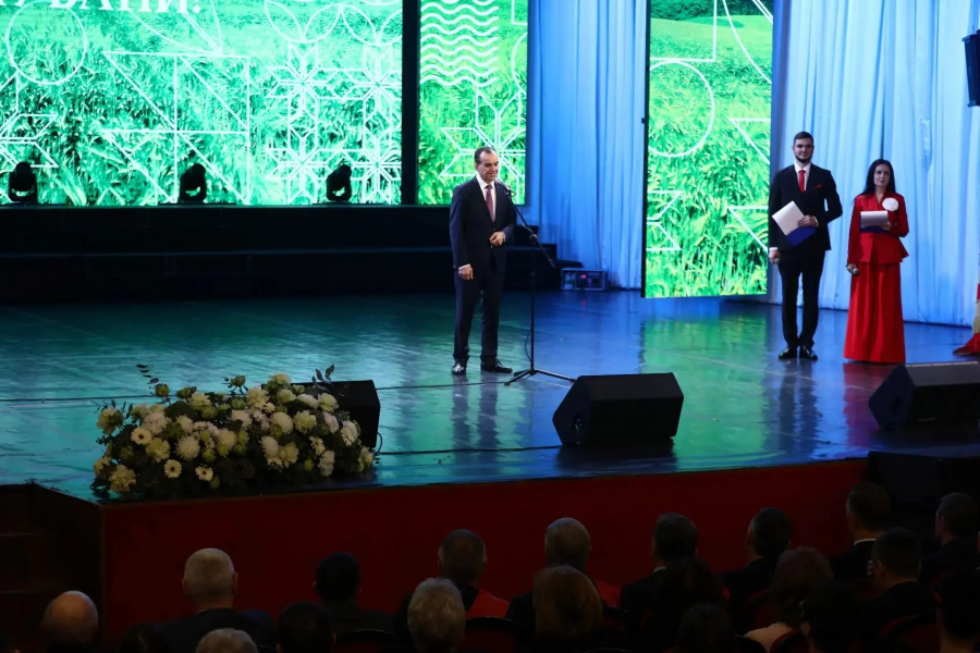 Вениамин Кондратьев наградил лучших животноводов Краснодарского края