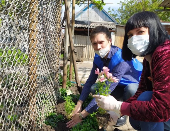 В Выселковском районе волонтеры благоустроили дворовые территории ветеранов