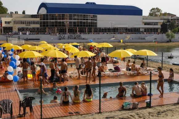 В Краснодаре на Затоне открыт городской пляж с бассейнами
