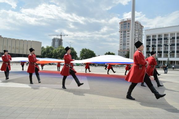 В День России над Главной городской площадью Краснодара подняли государственный флаг