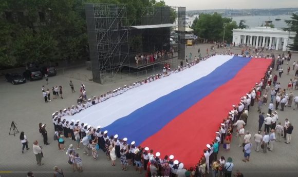 В Севастополе развернули самый большой на полуострове флаг России