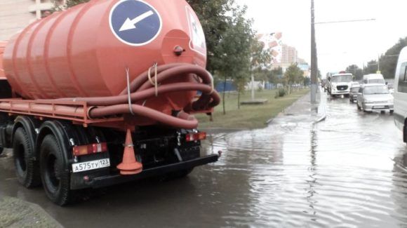 На улицах Краснодара готова к работе водооткачивающая техника