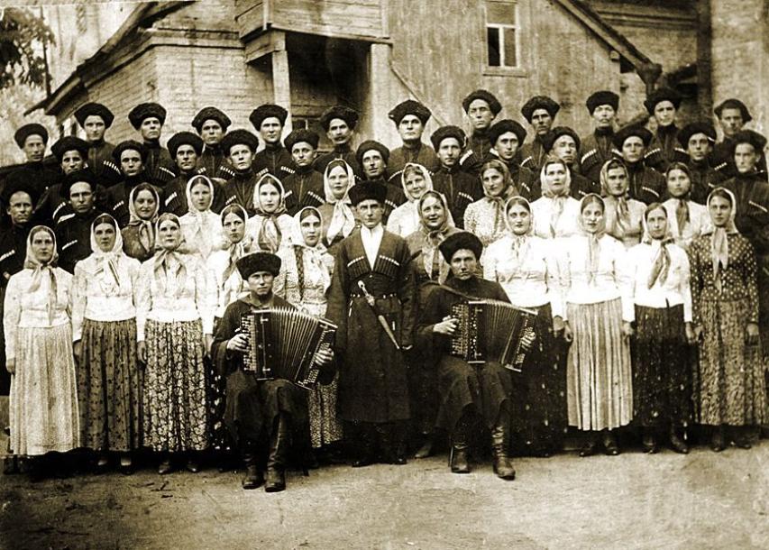 1937 год. С успехом прошел первый концерт Кубанского казачьего хора