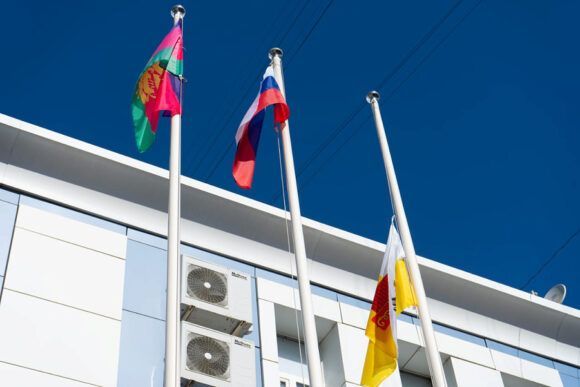 В школах региона торжественно подняли флаги России, Кубани и исполнили гимны В школах региона торжественно подняли флаги России, Кубани и исполнили гимны