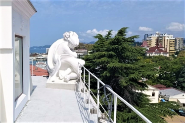 В Сочи отреставрировали башню со шпилем на здании морского вокзала