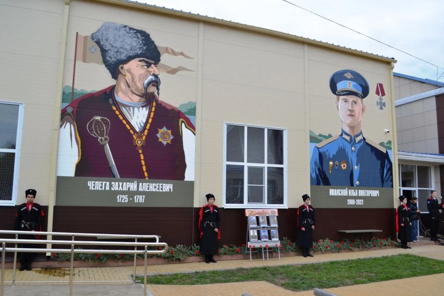  В Ейском казачьем корпусе открыли муралы с портретами героев