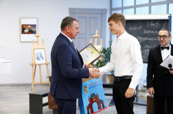 111 выпускников школ Краснодара получили по 100 баллов на Едином госэкзамене