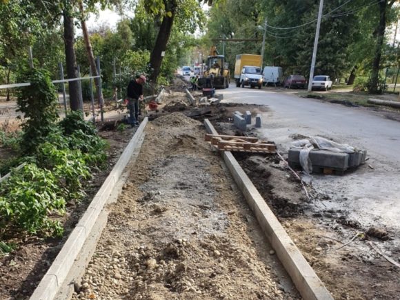 В Краснодаре строят новые тротуары на 20 улицах