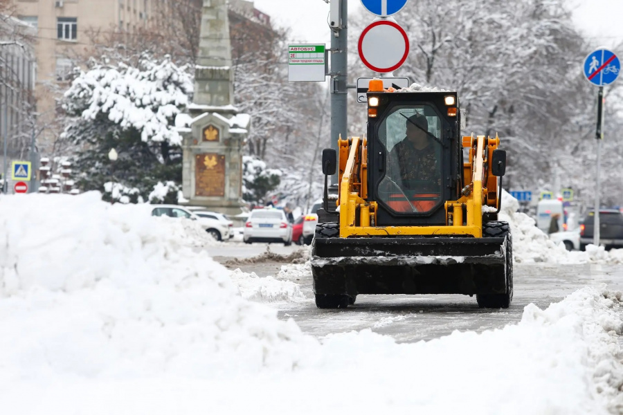 В Краснодаре для расчистки улиц от снега задействуют 49 единиц техники