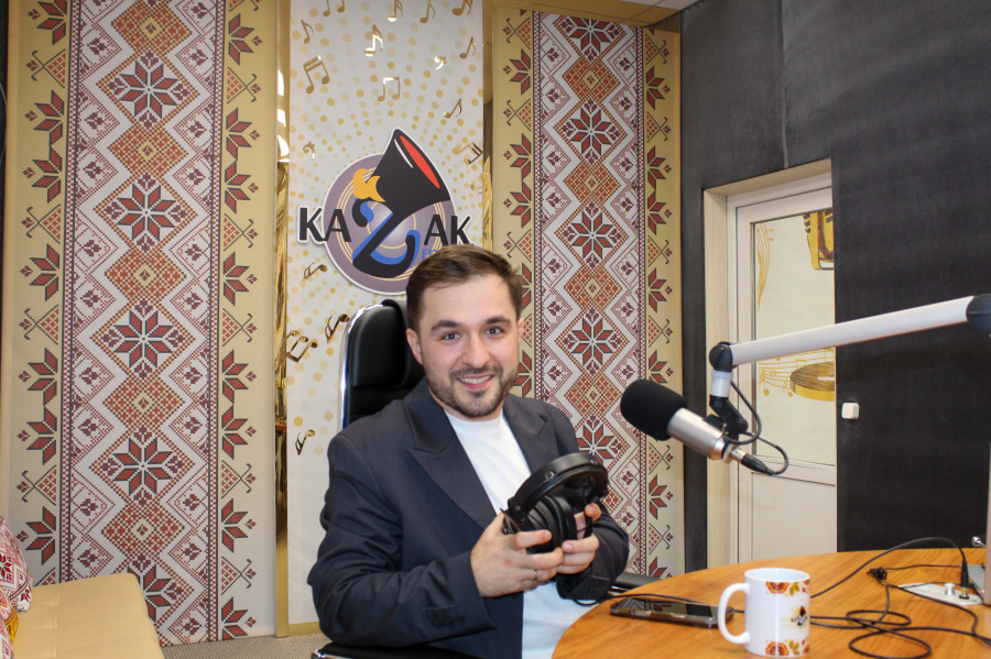 Аскер Бербеков — победитель 8-го сезона шоу «Голос», молодой певец, актёр и композитор