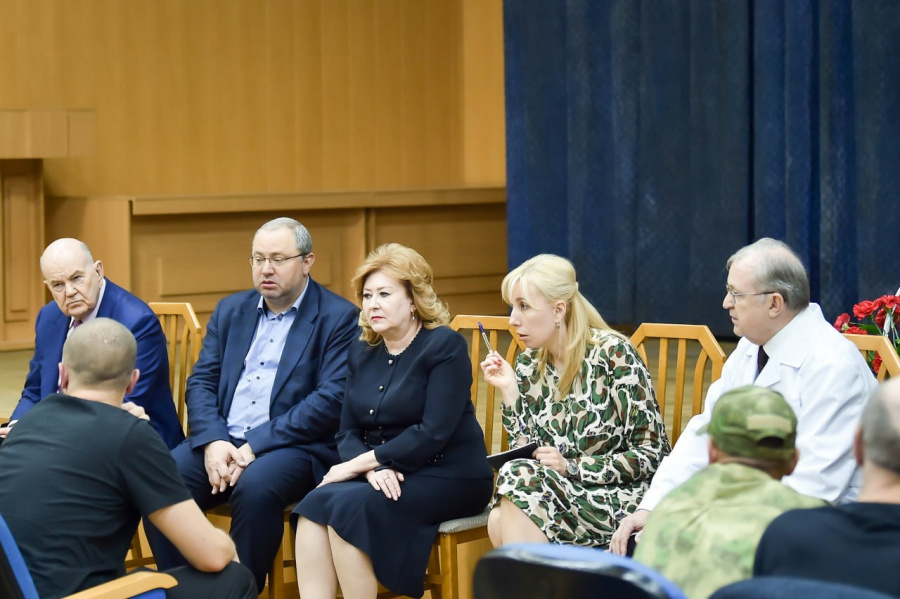 Вице-губернатор Анна Минькова посетила краевой клинический госпиталь для ветеранов войн им. Красовитова