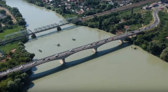 Грузовикам и автобусам запретили движение по Яблоновскому мосту
