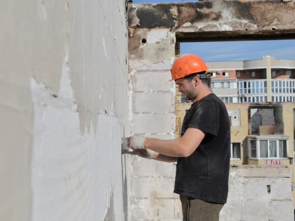 В поврежденном пожаром доме по ул. Российской в Краснодаре продолжаются восстановительные работы