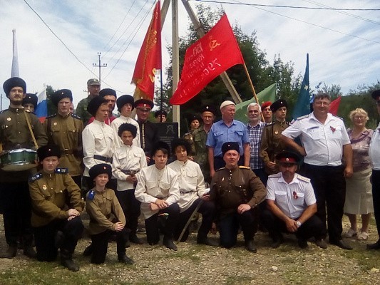 Памятник казакам открыли в адыгейском поселке Усть-Сахрай