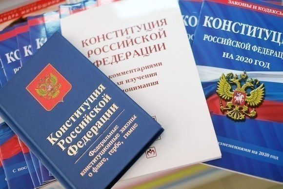 В Кремле заявили, что поправки к Конституции не устарели из-за коронавируса