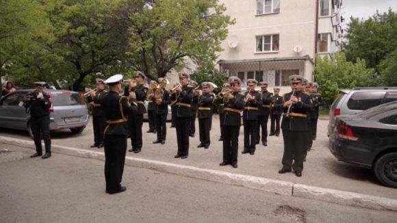 В Новороссийске под окнами многоэтажки прошел концерт для ветеранов