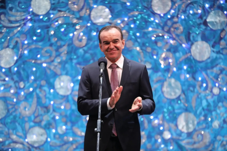 Вениамин Кондратьев поздравил с Новым Годом юных гостей губернаторской елки