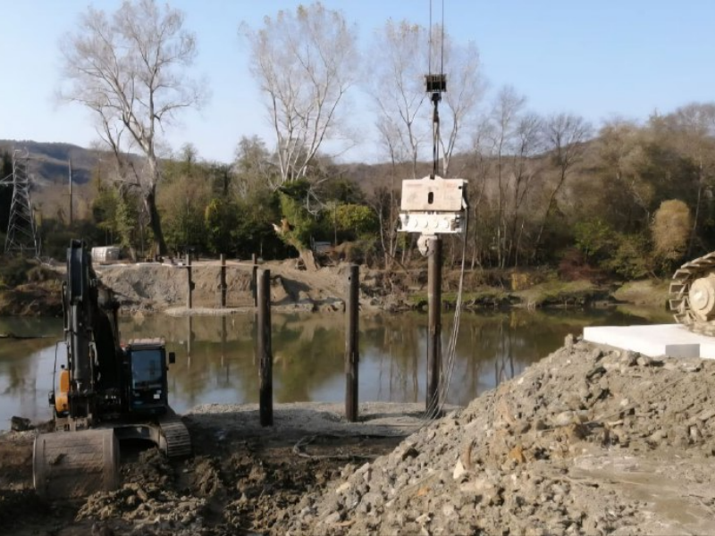 В селе Лермонтово Туапсинского округа возводят временный пешеходный мост через реку Шапсухо