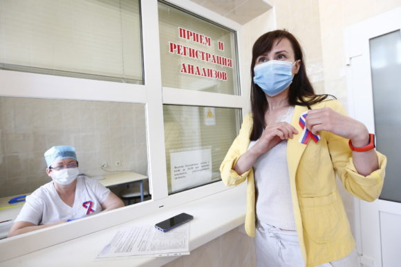 В медицинских учреждениях края пациентам вручают ленты триколора