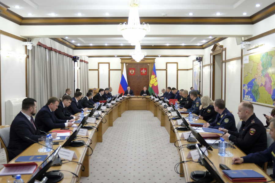 В новогодние праздники за правопорядком на Кубани будут следить около двух тысяч сотрудников полиции