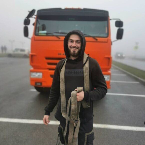 В Новороссийске силач зубами протащит катер и телом раскрутит колесо обозрения В Новороссийске силач зубами протащит катер и телом раскрутит колесо обозрения