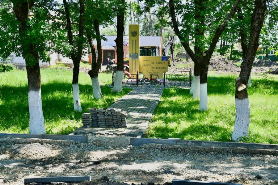 В Горячем Ключе благоустраивают зеленую зону В Горячем Ключе благоустраивают зеленую зону
