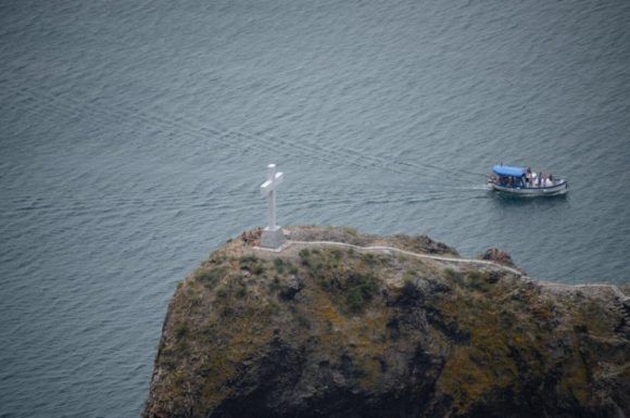 В Севастополе на Георгиевской скале мыса Фиолент освятили мраморный крест