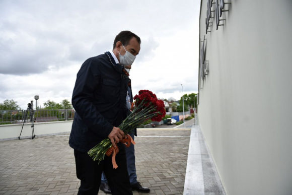 Вениамин Кондратьев и Евгений Первышов возложили цветы к мемориалу «Пашковская переправа» в Краснодаре
