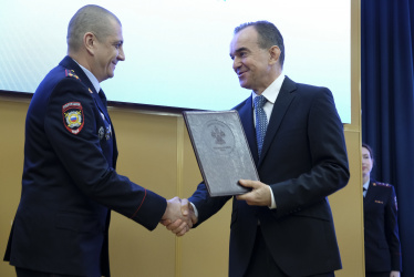 Вениамин Кондратьев наградил лучших сотрудников кубанской полиции