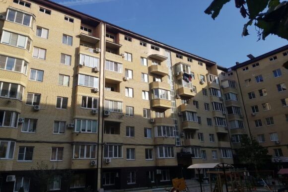 В пострадавшем при пожаре доме по улице Российской Краснодара завершили монтаж кровли