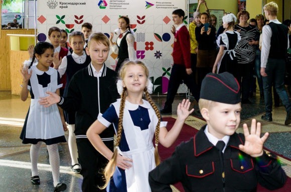 В Ейске презентовали новую казачью форму для школьников