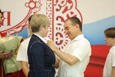 Губернатор вручил медали «Родительская доблесть» 15 многодетным семьям Губернатор вручил медали «Родительская доблесть» 15 многодетным семьям