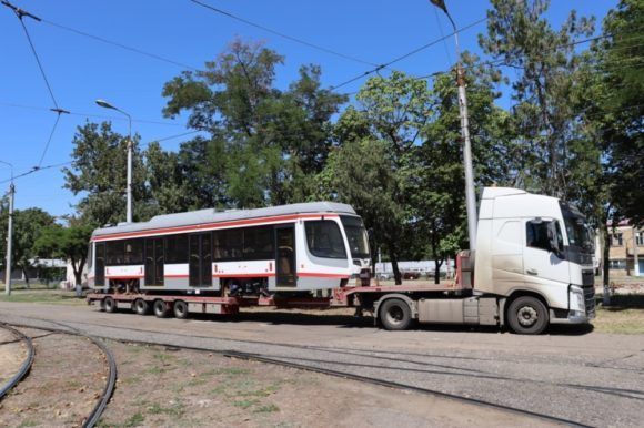 В Западное депо Краснодара доставили новый трамвай