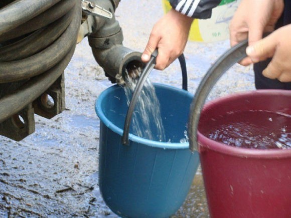 В отключенные пригороды Симферополя будут доставлять воду по графику