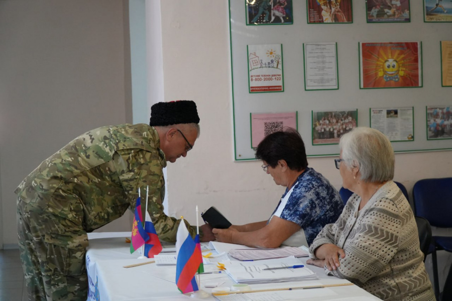 Казаки Кубани голосуют и охраняют порядок на выборах