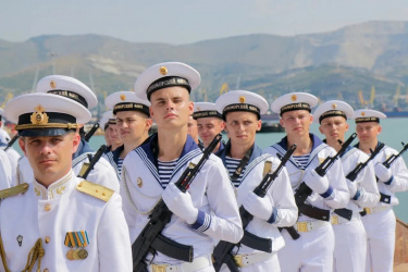 Вениамин Кондратьев поздравил моряков и ветеранов с Днем Черноморского флота