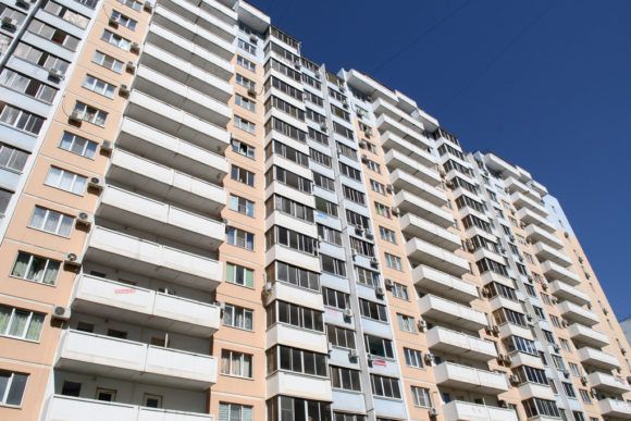 В Краснодаре жильцы из аварийного дома по ул. Красноармейской, 49 начали переселяться в новые квартиры
