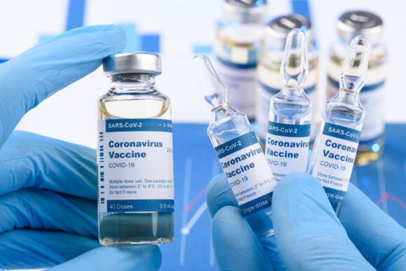 Вакцинация от коронавируса началась во всех регионах России