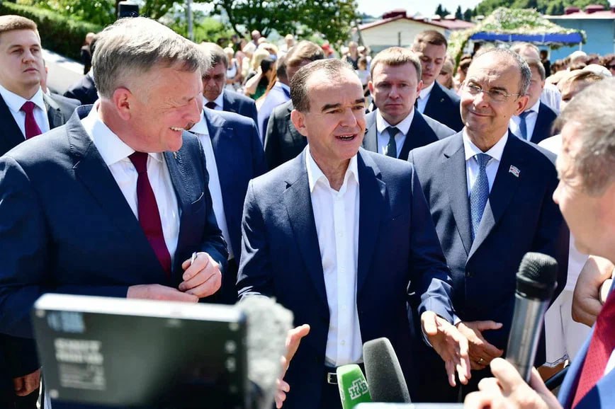 Вениамин Кондратьев принял участие в запуске газопроводов в Большом Сочи Вениамин Кондратьев принял участие в запуске газопроводов в Большом Сочи